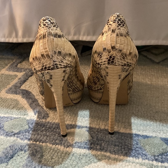 Size 36/6 Vince Camuto snakeskin heels with platform - Picture 3 of 7